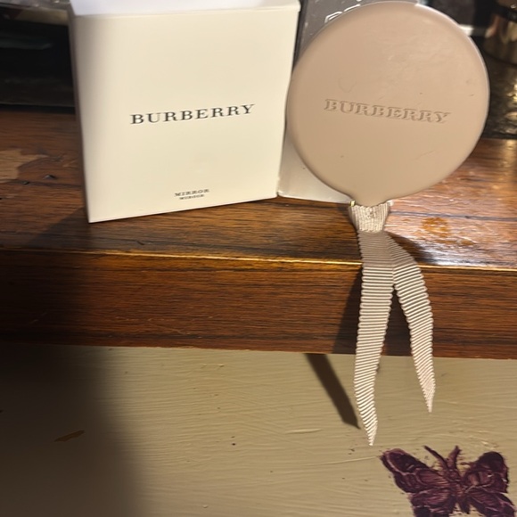 Burberry Beige Compact Mirror with Ribbon! LIMITED EDITION! New in Box! - Picture 4 of 6
